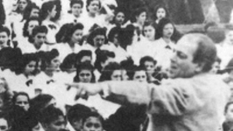 Villa-Lobos numa concentração orfeônica, 1942. Fonte: PARENTE, 2015.