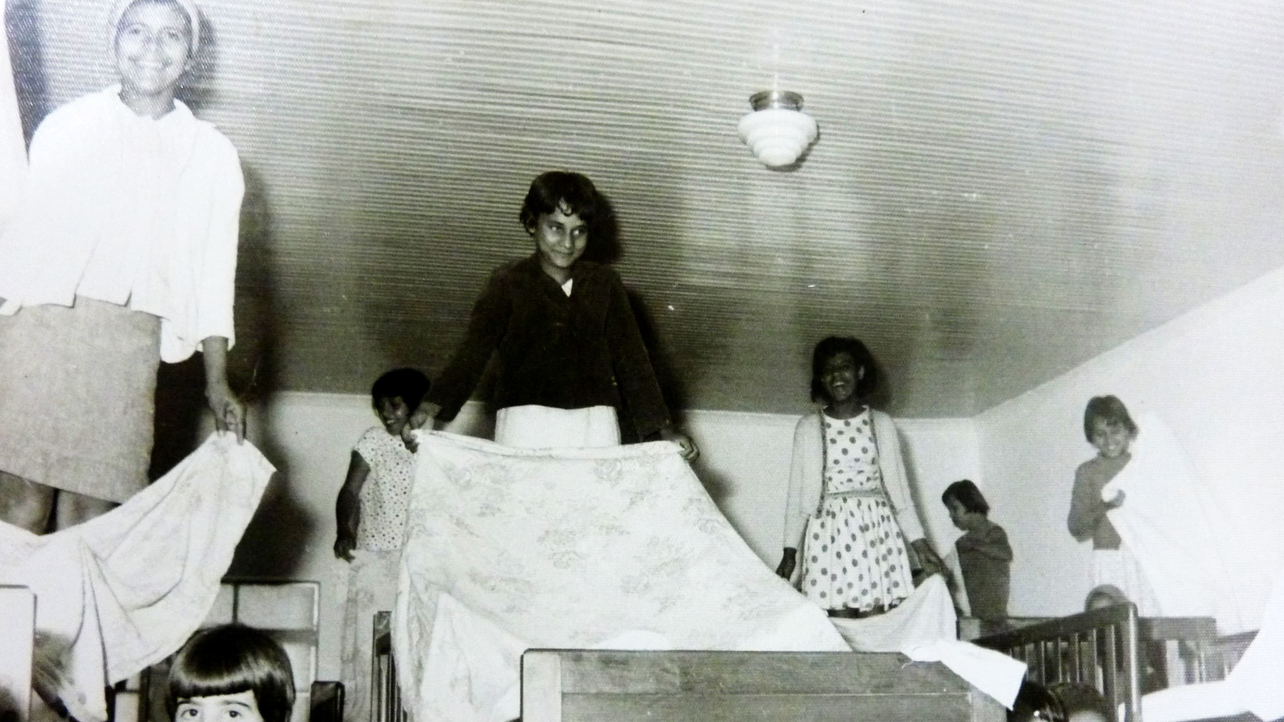 Alunos Organizando o Dormitório, 1972. Fonte: Memorial Helena Antipoff.