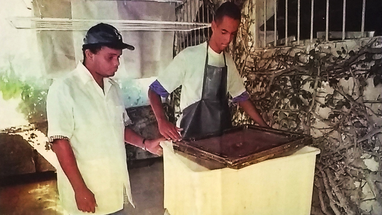 Aluno Confeccionando Papel, 1998. Fonte: Estado de Minas, 1998.