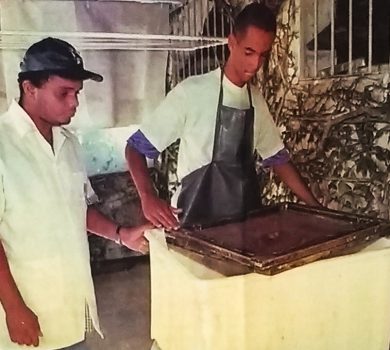 Aluno Confeccionando Papel, 1998. Fonte: Estado de Minas, 1998.