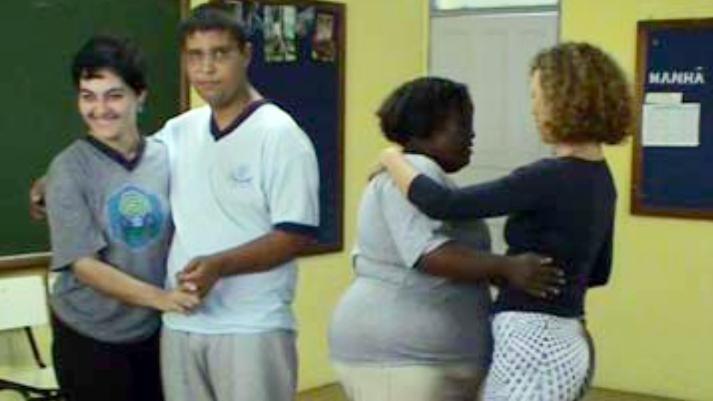 Alunos em Atividade de Dança, 2006. Fonte: CEI, 2006.
