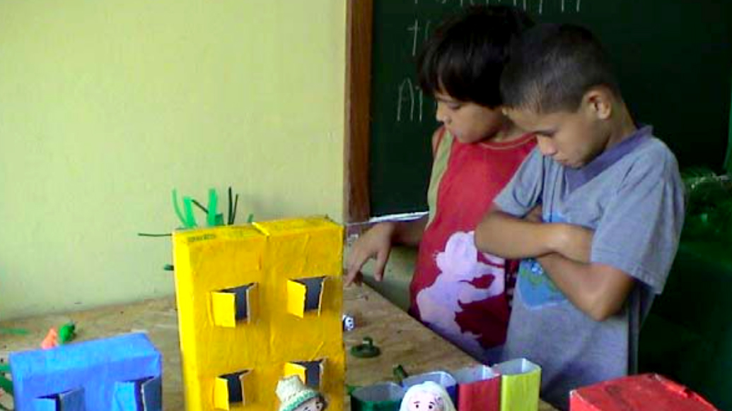 Alunos Observando Trabalhos Manuais, 2006. Fonte: CEI, 2006.