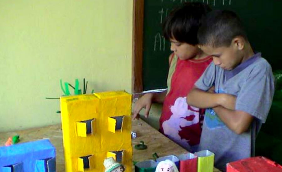 Alunos Observando Trabalhos Manuais, 2006. Fonte: CEI, 2006.