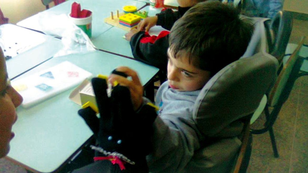 Criança Interagindo com a Educadora, 2015. Fonte: PNAIC, 2015.