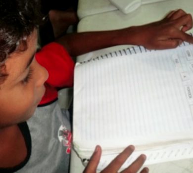 Criança Fazendo Atividade, 2015. Fonte: PNAIC, 2015.