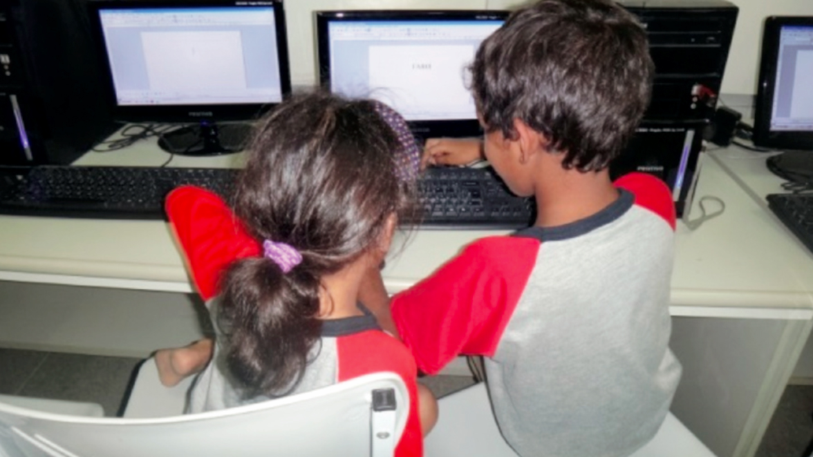 Crianças Fazendo Atividades no Computador, 2015. Fonte: PNAIC, 2015.