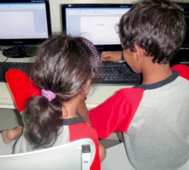 Crianças Fazendo Atividades no Computador, 2015. Fonte: PNAIC, 2015.