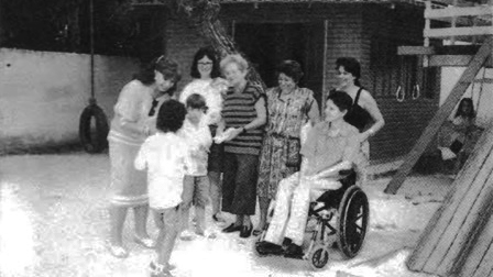 Em seu Programa de Visitas Regionais, a Presidente da FENASP, Lizair Guarino, Visitou no Último mês de Novembro sedes de Sociedades Pestalozzi da 8a Região (Espírito Santo). Na foto, entre Crianças e Pestalozzianas da Região, destacam-se Lizair e Scylla, ao lado da Presidente de Honra da Sociedade Pestalozzi de Linhares e Viana. Fonte: Revista Pestalozzi, 1992.
