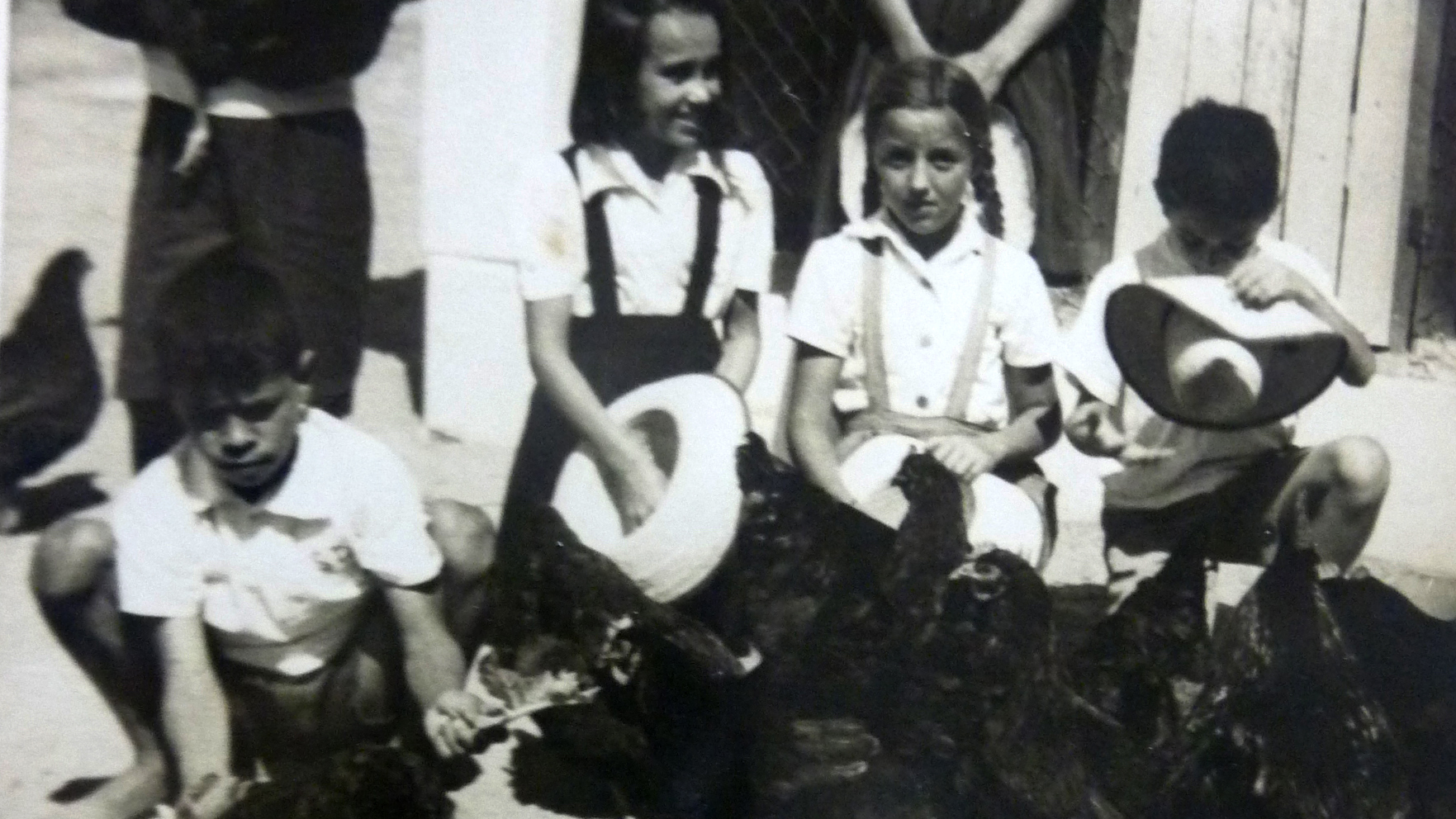 Alunos Alimentando Galinhas, 1948. Fonte: Memorial Helena Antipoff.