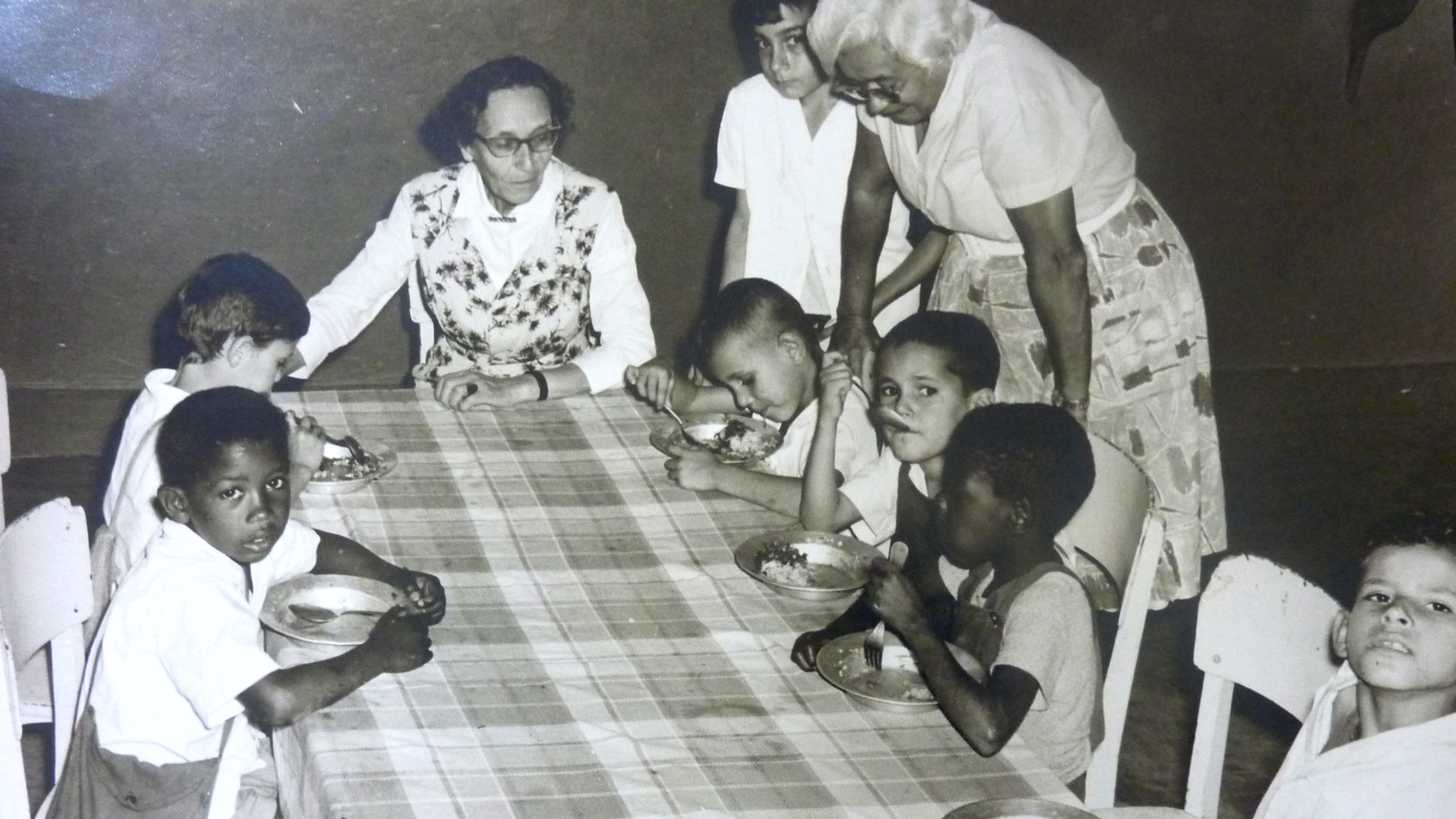 Helena Antipoff, Yolanda Barbosa e Crianças, 1960. Fonte: Memorial Helena Antipoff.