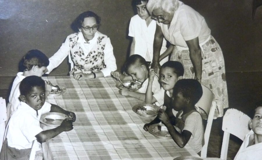 Helena Antipoff, Yolanda Barbosa e Crianças, 1960. Fonte: Memorial Helena Antipoff.