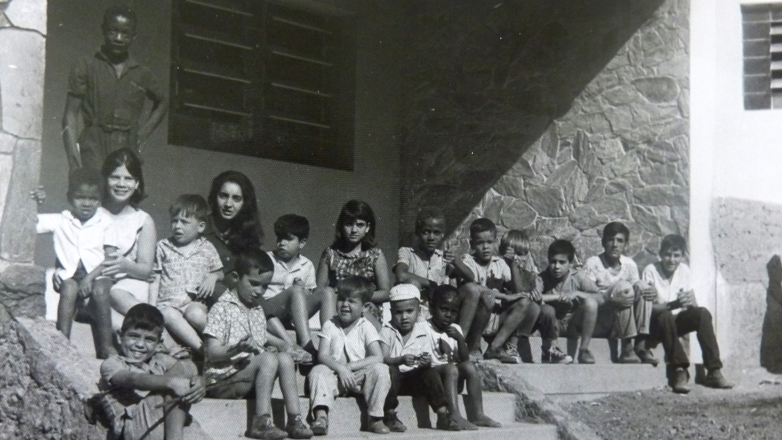 Crianças Sentados na Escadaria, 1964. Fonte: Memorial Helena Antipoff.