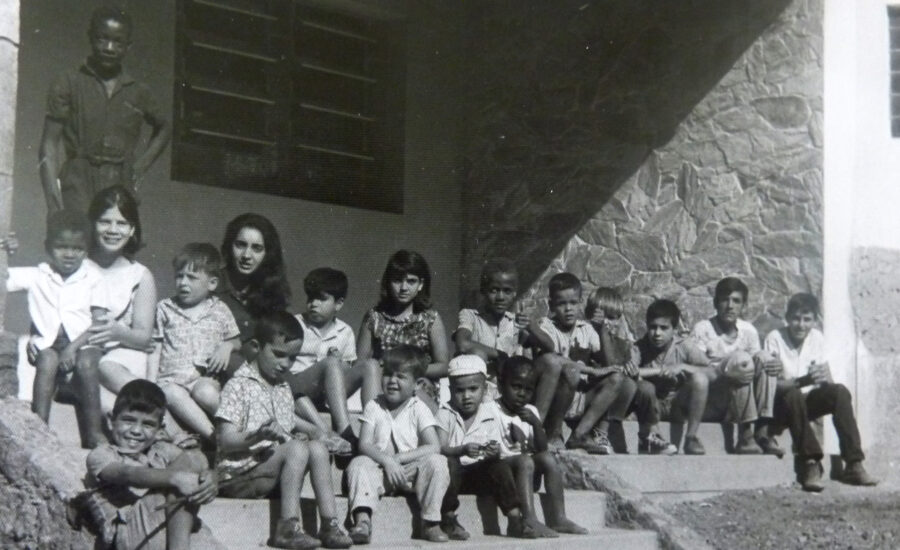 Crianças Sentados na Escadaria, 1964. Fonte: Memorial Helena Antipoff.