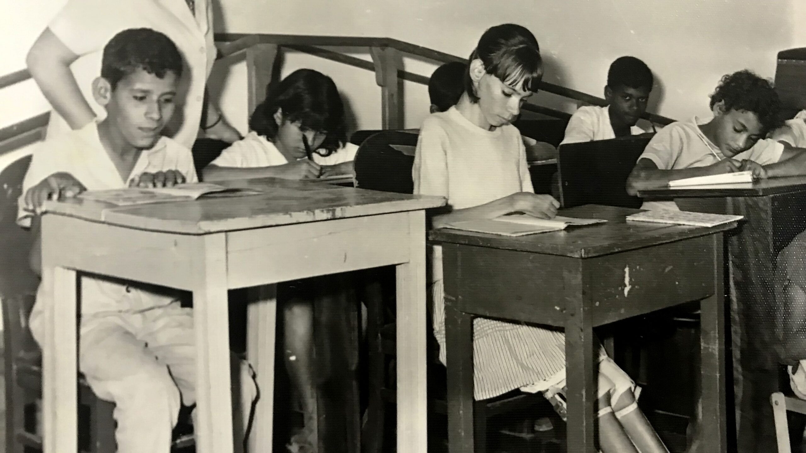 Alunos em Sala de Aula Realizando Atividades, Década de 1960. Fonte: Memorial Helena Antipoff.