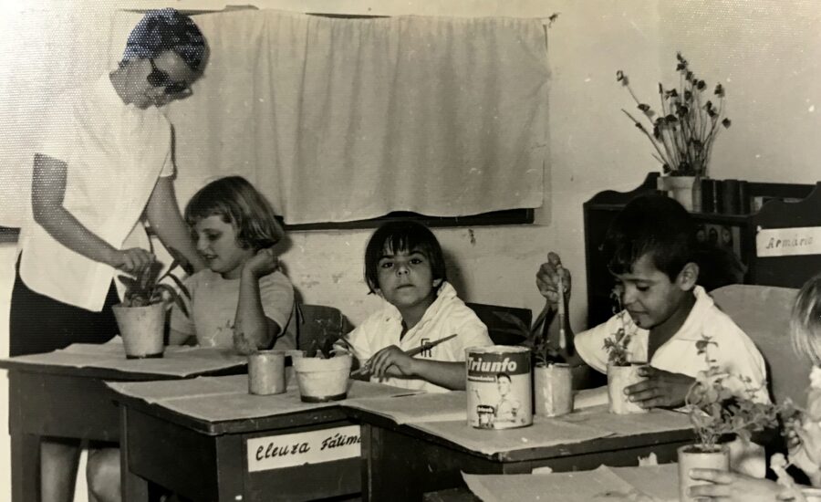 Alunos em Sala de Aula Realizando Atividades Artesanais, Década de 1960. Fonte: Memorial Helena Antipoff.