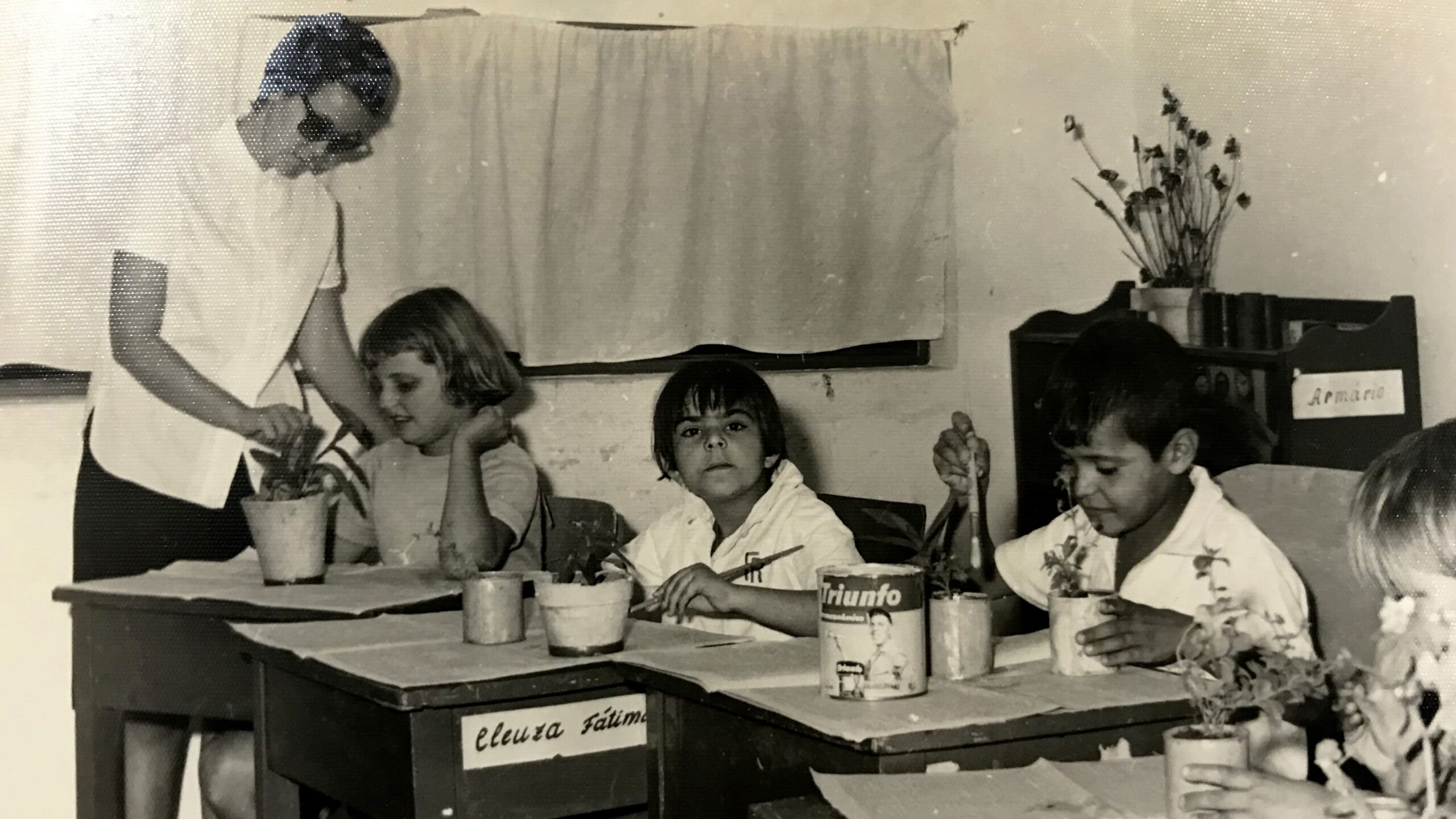 Alunos em Sala de Aula Realizando Atividades Artesanais, Década de 1960. Fonte: Memorial Helena Antipoff.