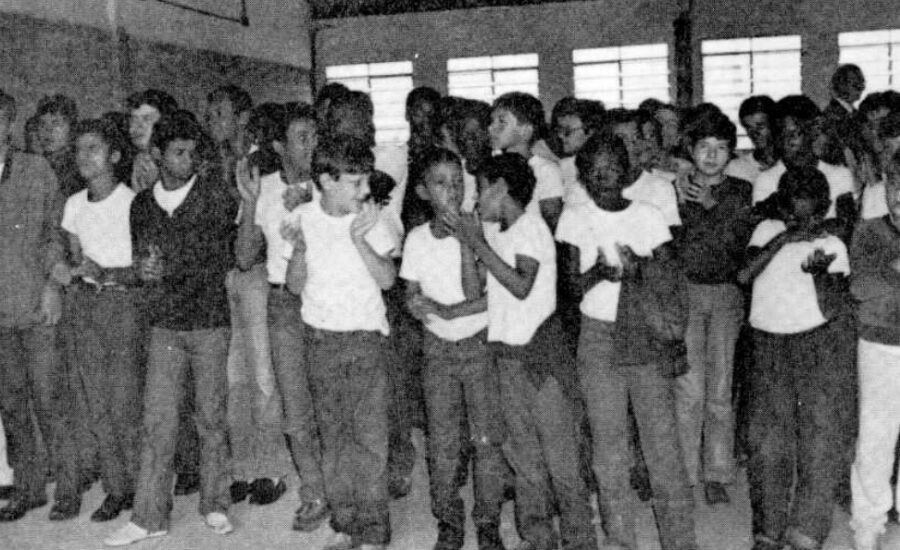 Meninos em Clima de Festa, 1982. Fonte: Revista Pestalozzi, 1982.