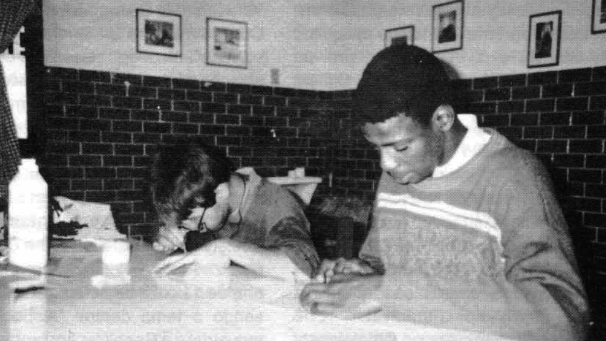 Alunos Confeccionando Envelopes na Oficina de Cartonagem, Sociedade Pestalozzi Rio de Janeiro, 1993. Fonte: Revista Pestalozzi, 1993.
