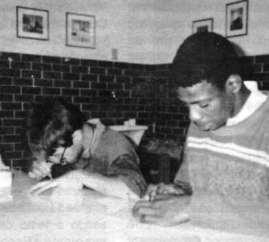 Alunos Confeccionando Envelopes na Oficina de Cartonagem, Sociedade Pestalozzi Rio de Janeiro, 1993. Fonte: Revista Pestalozzi, 1993.