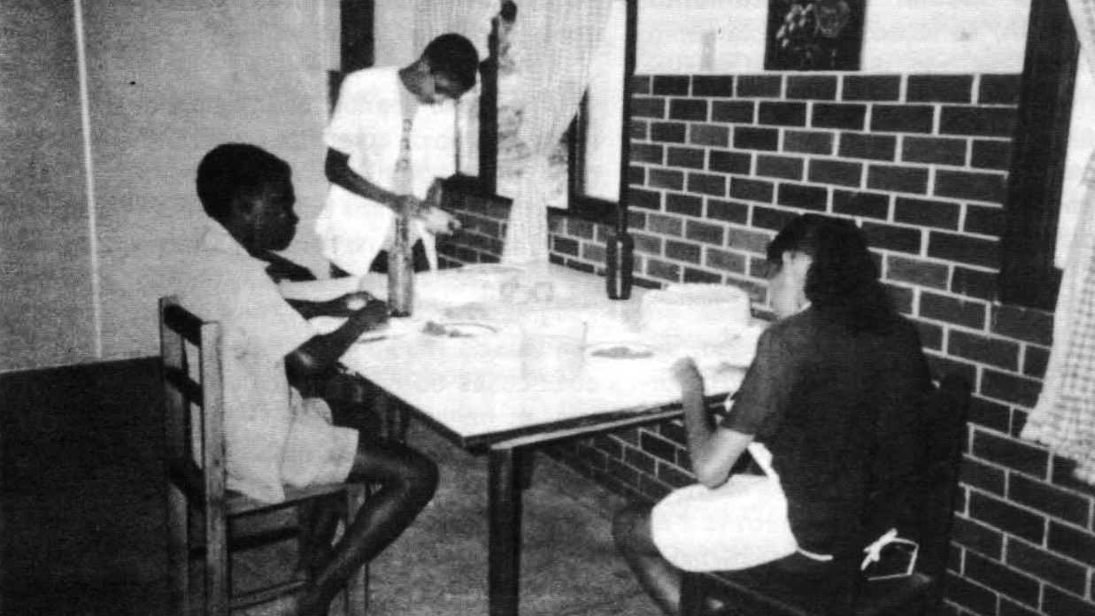 Alunos Produzem Salgados na Oficina de Cozinha, 1993. Fonte: Revista Pestalozzi, 1993.