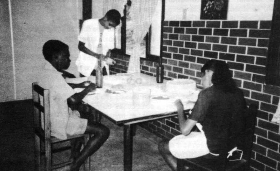 Alunos Produzem Salgados na Oficina de Cozinha, 1993. Fonte: Revista Pestalozzi, 1993.