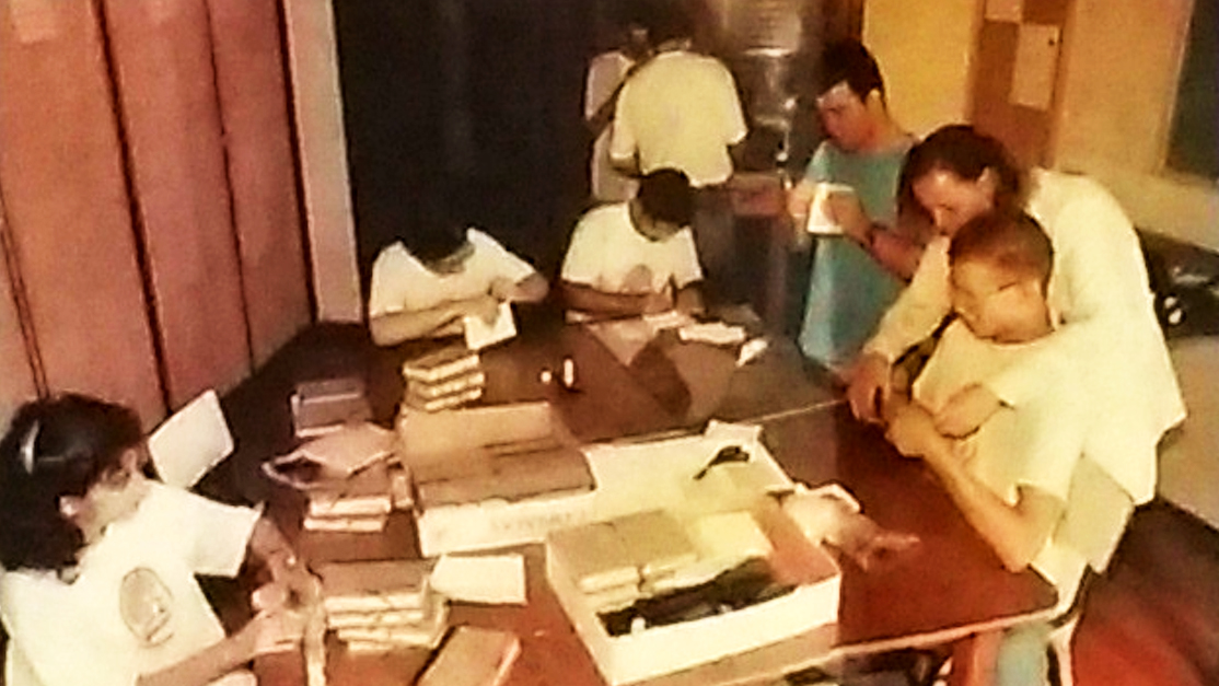 Alunos na Oficina de Encadernação, 1998. Fonte: Estado de Minas, 1998.