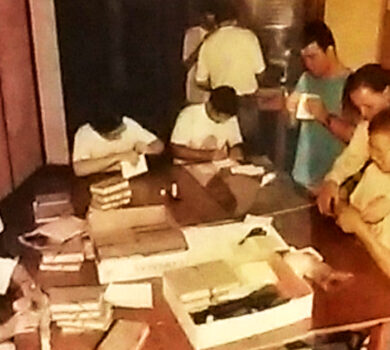 Alunos na Oficina de Encadernação, 1998. Fonte: Estado de Minas, 1998.