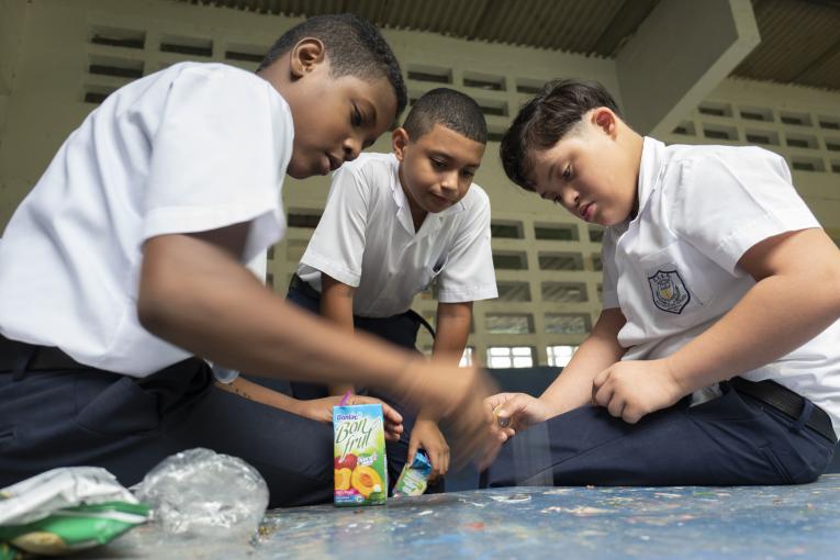 Jorge (à direita), que tem síndrome de Down, frequenta a escola pública em San Miguelito, Cidade do Panamá, onde a educação inclusiva é obrigatória, permitindo que crianças com e sem deficiência estudem juntas em um ambiente de aprendizagem compartilhado. Fonte: UNICEF/Brasil 2021.